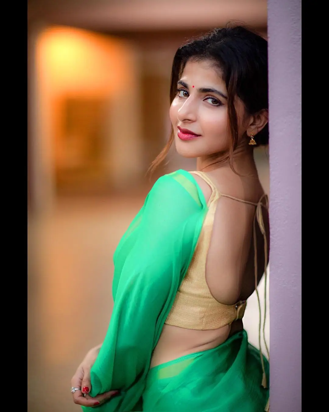 indian girl iswarya menon in traditional green saree sleeveless yellow blouse